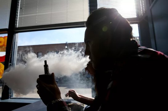 Никотин в электронных сигаретах превращает подростков в обычных курильщиков Никотин в электронных сигаретах превращает подростков в обычных курильщиков