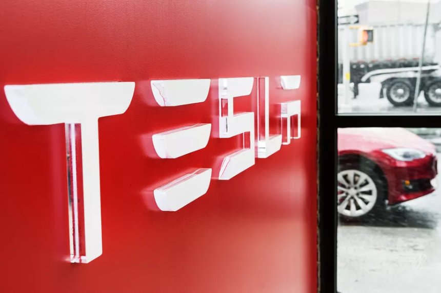 United Auto Workers подал жалобу на Tesla