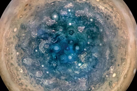 Впервые ученые наблюдали пульсации энергии на двух полюсах Юпитера