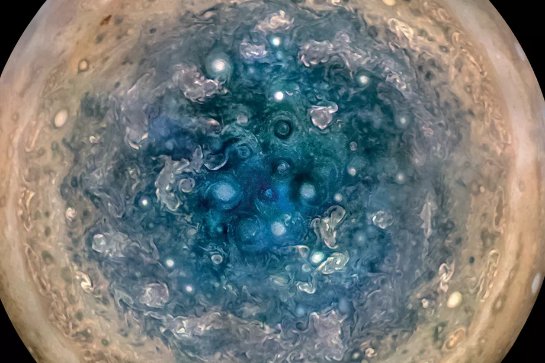 Впервые ученые наблюдали пульсации энергии на двух полюсах Юпитера