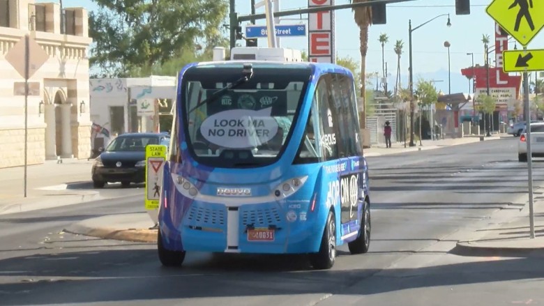 Грузовик задел беспилотный автобус в первый же час его работы на улицах Лас-Вегаса - 2 Грузовик задел беспилотный автобус в первый же час его работы на улицах Лас-Вегаса - 2