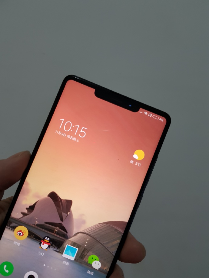 Смартфон Xiaomi Mi Mix 2s напоминает iPhone X