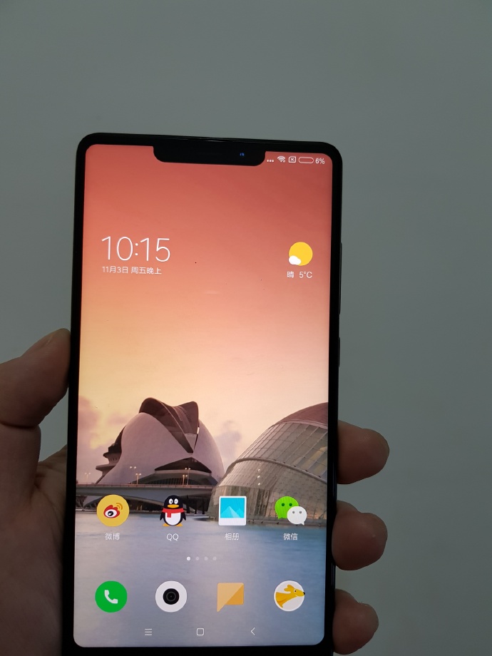 Смартфон Xiaomi Mi Mix 2s напоминает iPhone X