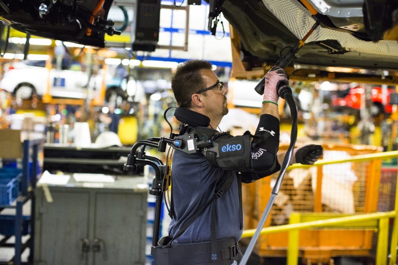 Ford испытывает новый экзоскелет для работы с поднятыми руками над головой - 1