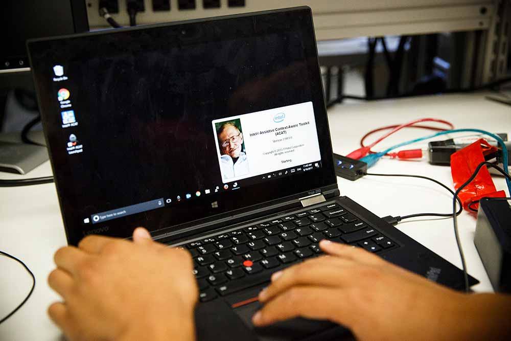 Как Intel и ThinkPad подарили голос знаменитому ученому Стивену Хокингу - 7