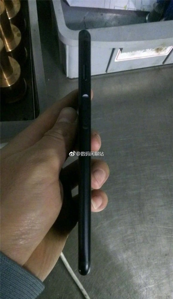 Опубликованы фотографии полноэкранного смартфона Meizu m1712, оснащенного боковым дактилоскопическим датчиком