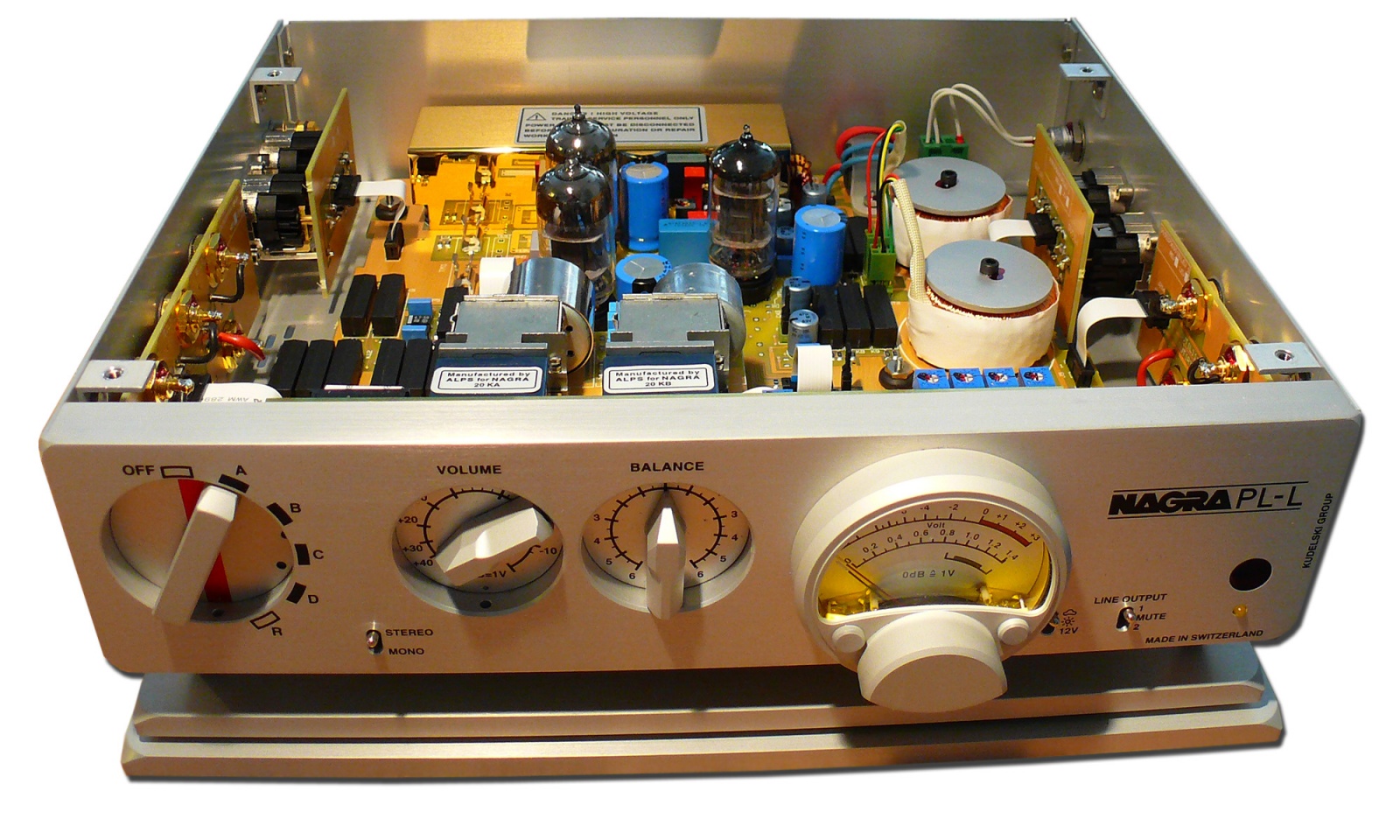 Дизайн и звук: классика модерна, британский ответ Японии, кассетник “космической эры” и брутальные швейцарцы - 12 Дизайн и звук: классика модерна, британский ответ Японии, кассетник “космической эры” и брутальные швейцарцы - 12