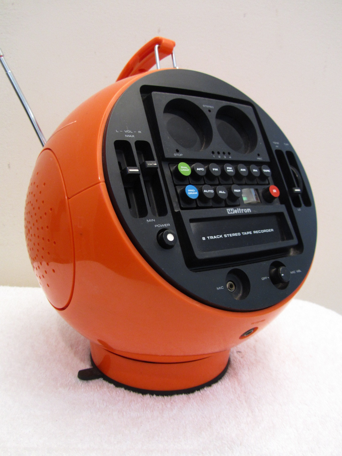 Дизайн и звук: классика модерна, британский ответ Японии, кассетник “космической эры” и брутальные швейцарцы - 9 Дизайн и звук: классика модерна, британский ответ Японии, кассетник “космической эры” и брутальные швейцарцы - 9