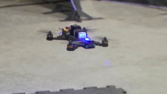 Человек-пилот удерживал автономные гоночные дроны НАСА