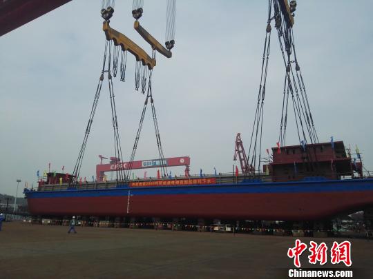 В Китае появился электрический грузовой корабль
