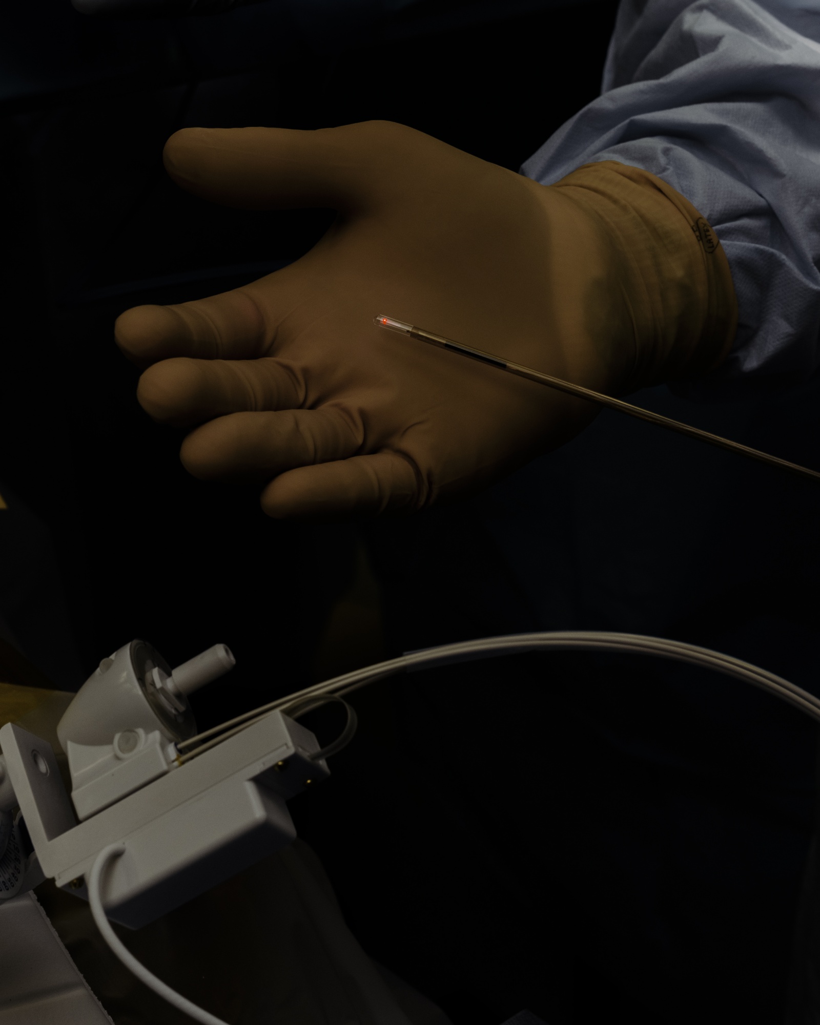 Хирург, собирающийся подключить вас к интернету через мозговой имплантат - 7