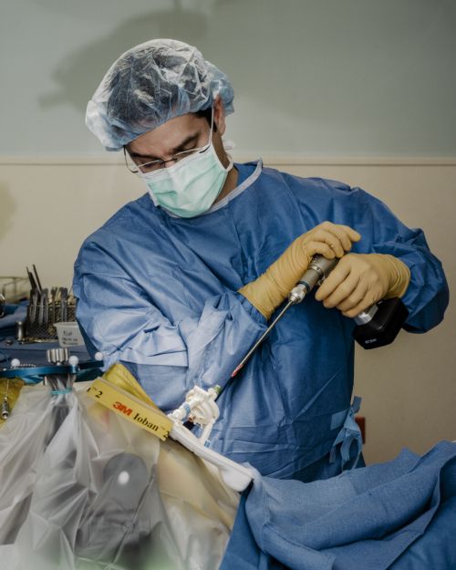 Хирург, собирающийся подключить вас к интернету через мозговой имплантат - 1