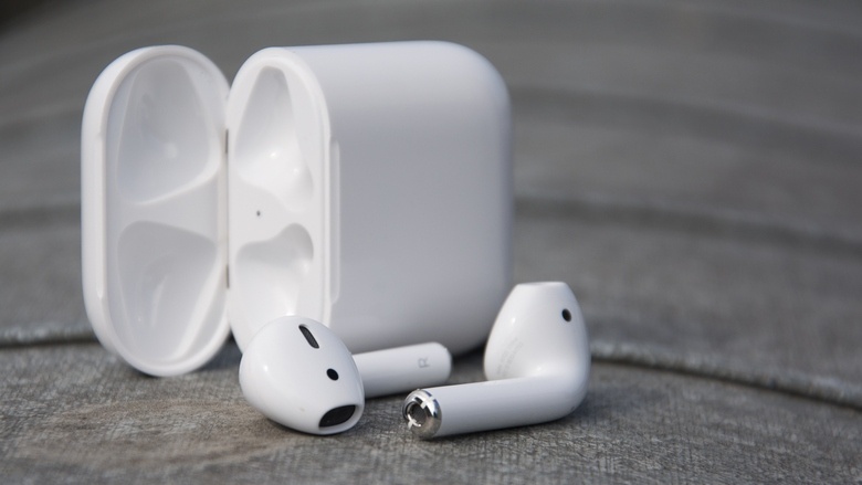 Новые AirPods компания Apple выпустит осенью