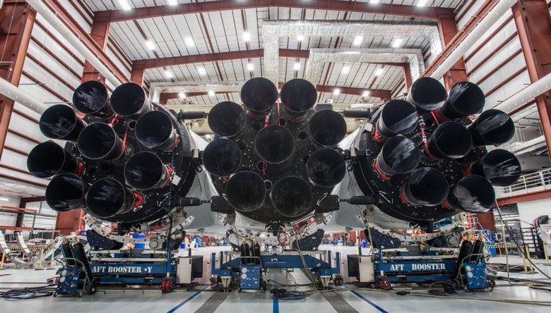 Илон Маск опубликовал фотографии Falcon Heavy