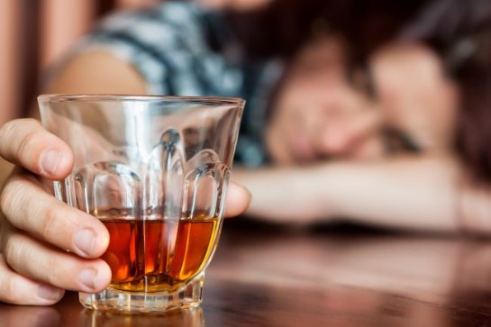 Ученые определили, кому вреднее всего принимать алкоголь