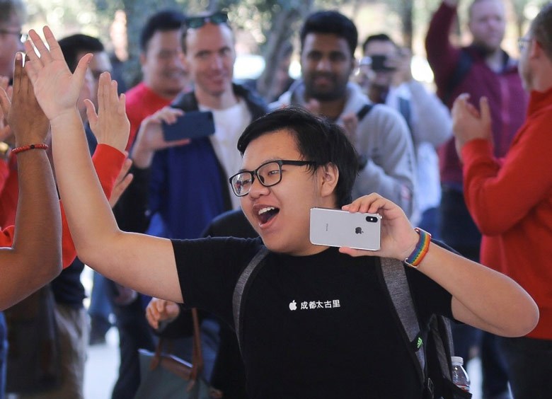 iPhone X — первый смартфон Apple, оснащенный дисплеем OLED