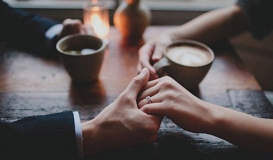 Если влюбленные держатся за руки, то переживают боль легче Если влюбленные держатся за руки, то переживают боль легче