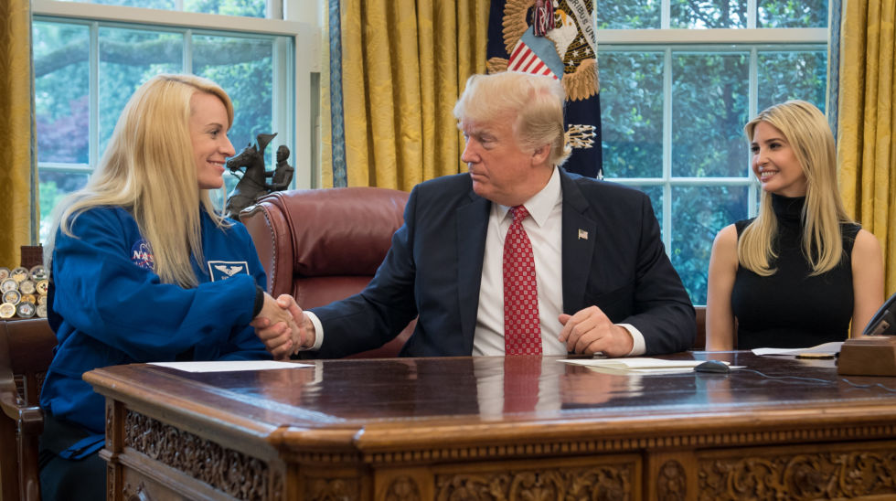 Президент США не слишком доволен разницей в стоимости запуска Falcon Heavy и SLS - 2