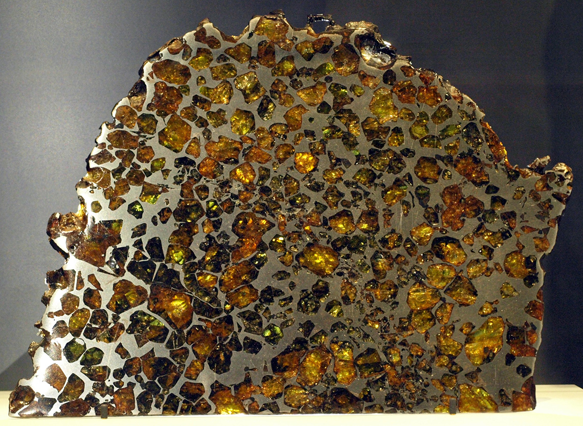 Российские ученые обследовали редкий метеорит класса палласитов - 1