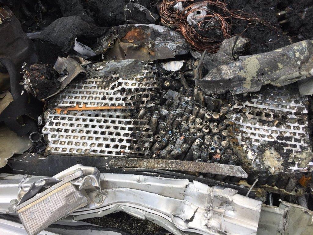 Черная полоса Tesla на шоссе 101 - 7 Черная полоса Tesla на шоссе 101 - 7