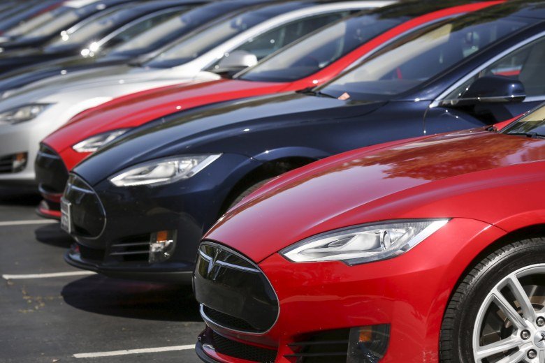 Tesla отзывает более 123 тыс. электромобилей Tesla Model S, акции компании упали примерно на 25%