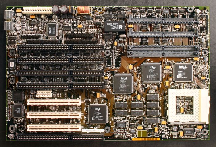 К своему 50-летию Intel выпускает коллекционные компьютеры на базе своих х86 процессоров, начиная с 286 - 3