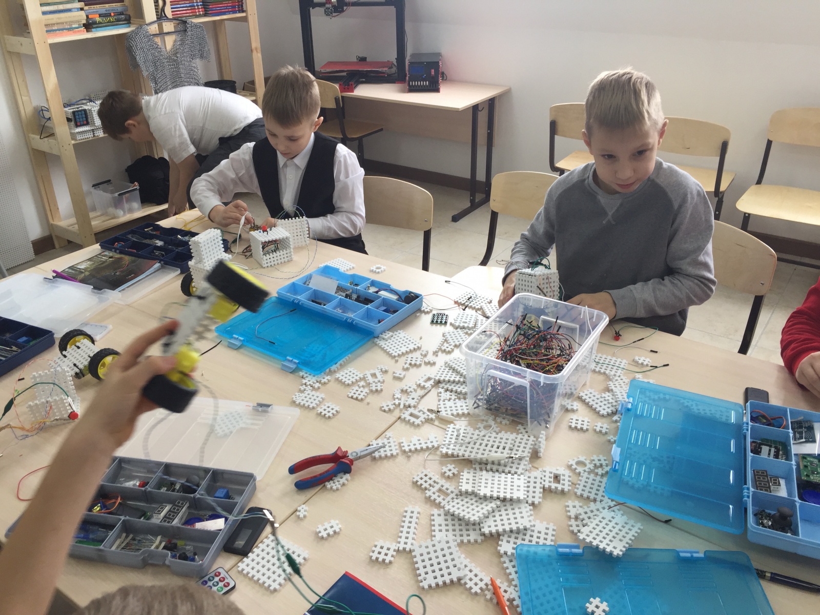 Детский центр робототехники. Ментальная арифметика стартум. Робот в клубе. Центр робототехники. Робототехнический центр.