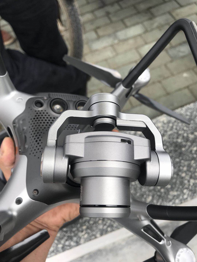 Квадрокоптер DJI Phantom 5 оснащен камерой со сменными объективами