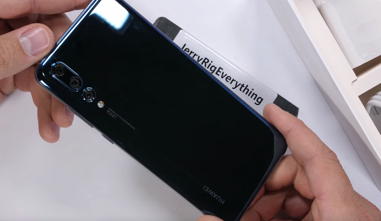 Смартфон Huawei P20 Pro лучше не сгибать - 1
