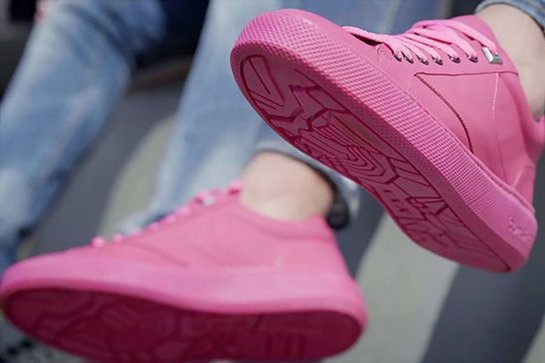 Ученые создали кроссовки из переработанной жевательной резинки Ученые создали кроссовки из переработанной жевательной резинки