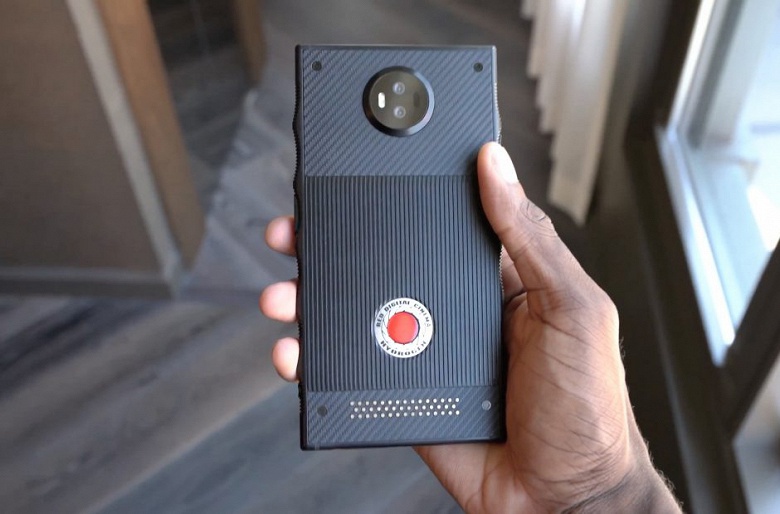 Необычный смартфон Red Hydrogen One немного задержится, но при этом станет лучше - 1