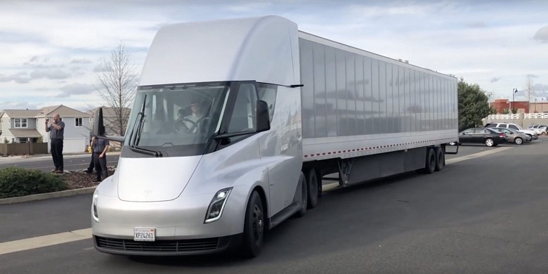 Илон Маск утверждает, что серийные грузовики Tesla Semi будут иметь запас хода почти в 1000 км - 1