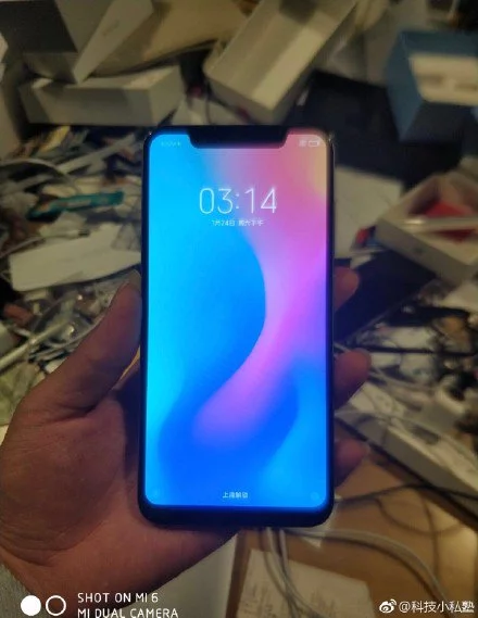 Смартфон Xiaomi Mi 7 запечатлен на живых фотографиях - 1 Смартфон Xiaomi Mi 7 запечатлен на живых фотографиях