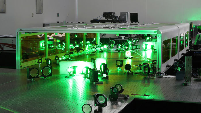 Физики планируют построить лазеры огромной мощности, способные разорвать пустое пространство - 1
