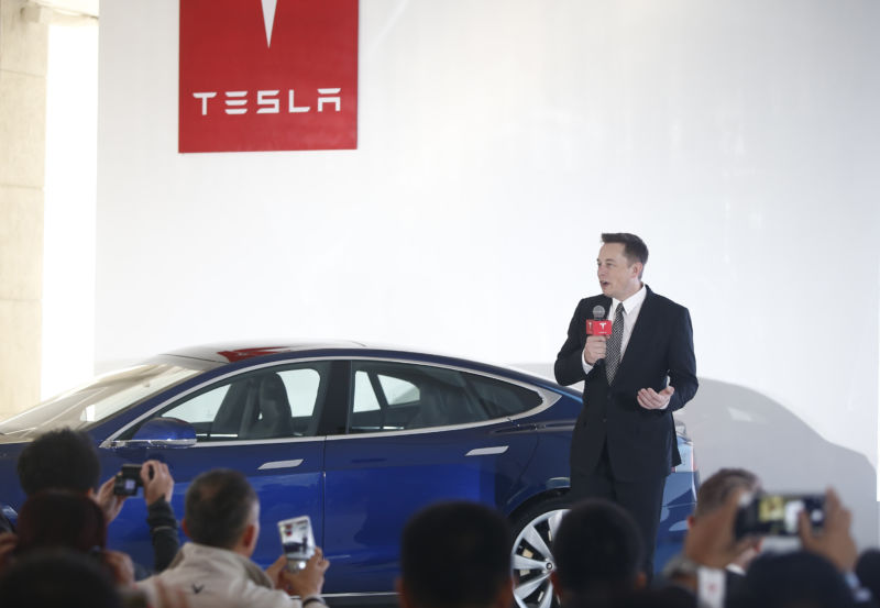 Илон Маск: пока что мы не будем продавать базовую версию Model 3 - 1