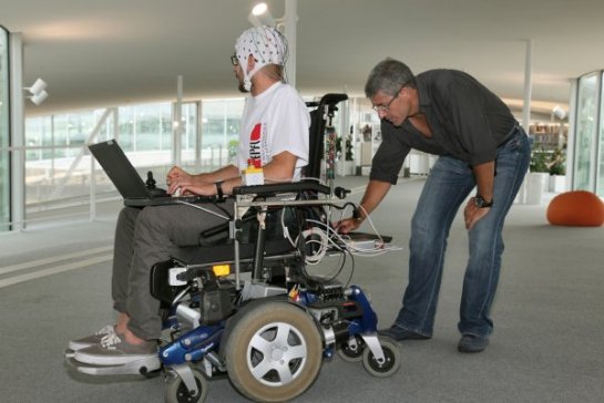 Новой инвалидной коляской можно управлять силой мысли