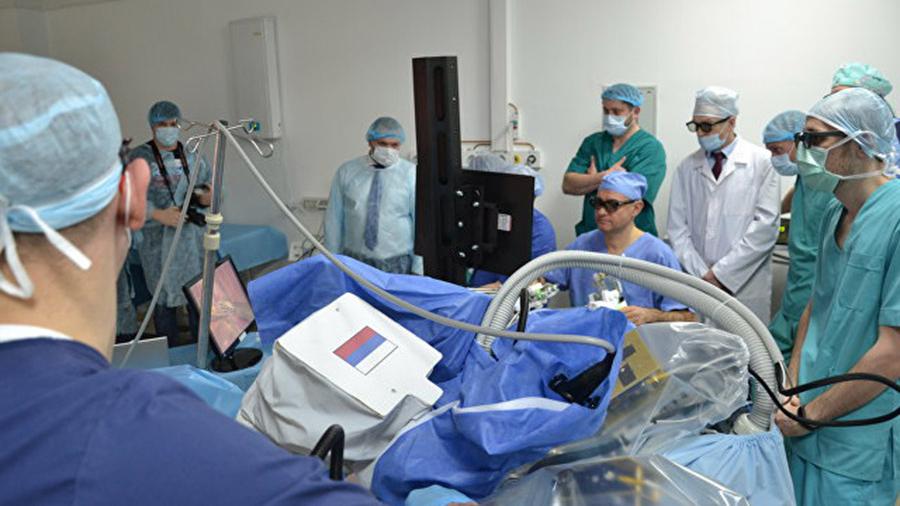 В России проведена первая нейрохирургическая операция с участием робота - 1