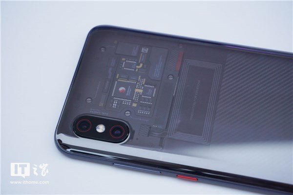 Прозрачность смартфона Xiaomi Mi 8 Explorer Edition оказалась фальшивой