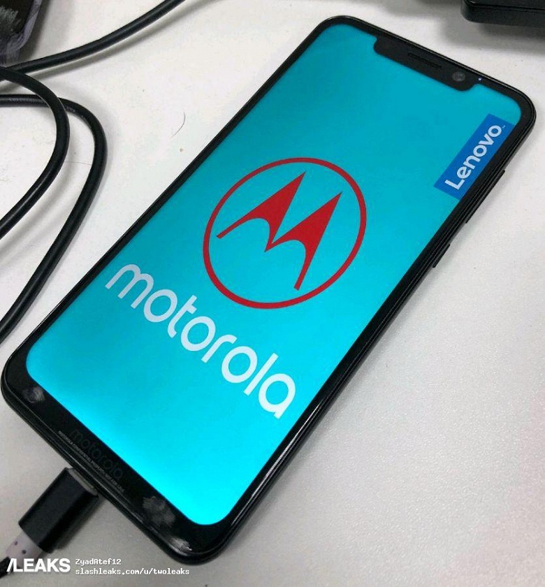 Появилось первое «живое» фото смартфона Motorola One Power с вырезом вверху экрана