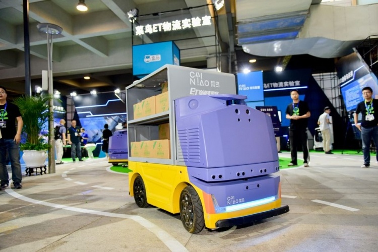 Alibaba готовится к производству роботизированных курьеров в этом году