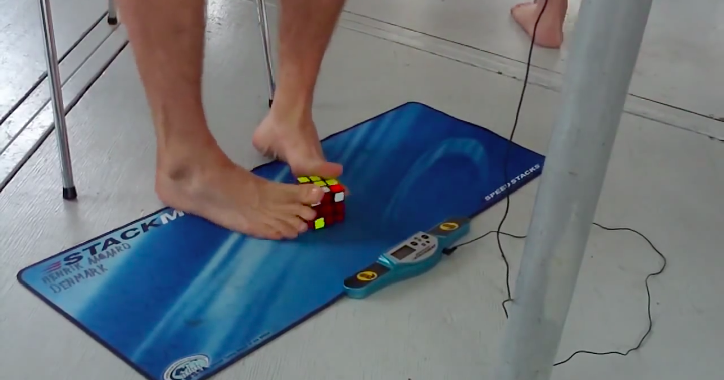 Можно ли собрать кубик Рубика… ногами? Можно ли собрать кубик Рубика… ногами?