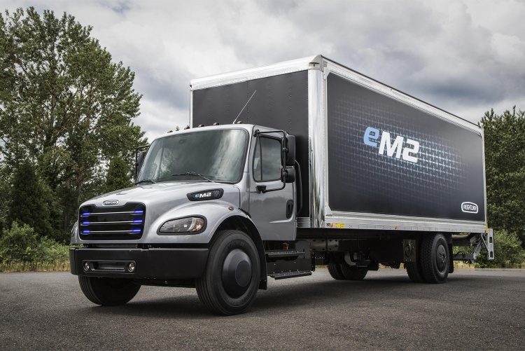 Daimler представила два электрических грузовика — Freightliner eCascadia и eM2