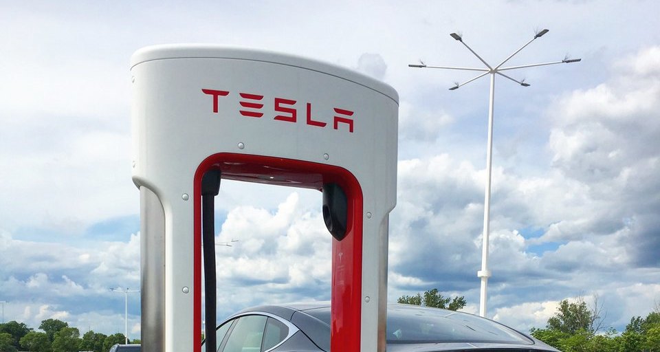 Tesla запустила десятитысячную зарядку Supercharger