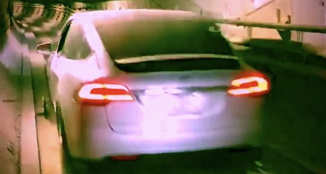 Видео: Tesla Model X едет в тоннеле The Boring Company