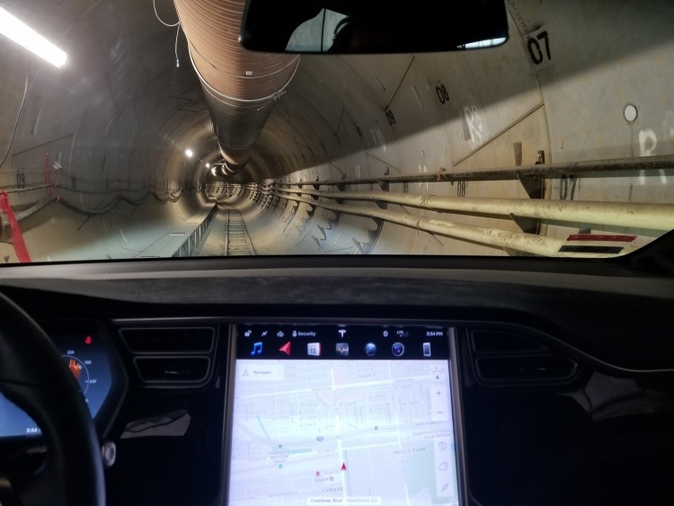 Boring Company испытала Model X в своём тоннеле под Лос-Анджелесом