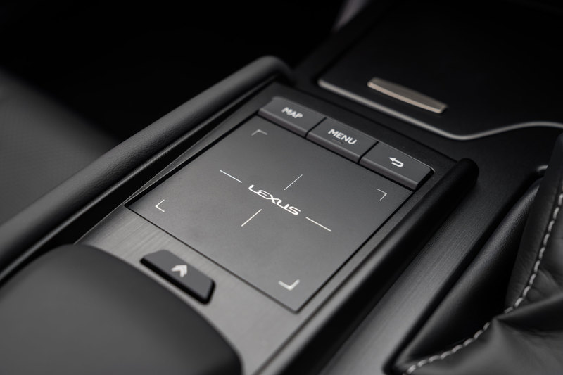 За двоих: тест нового Lexus ES