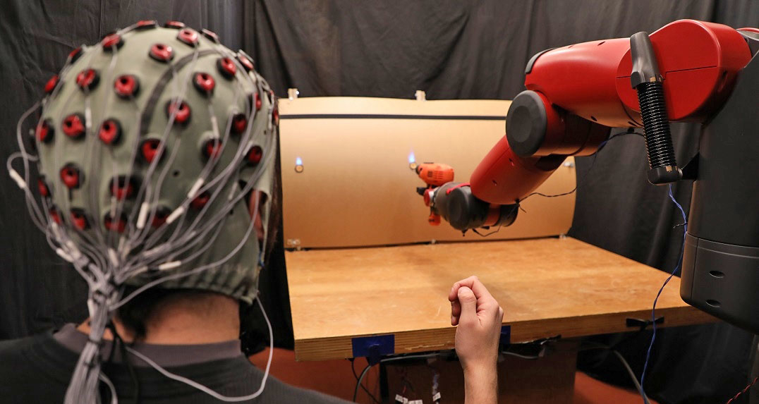Управление роботом посредством мозговых волн и жестов