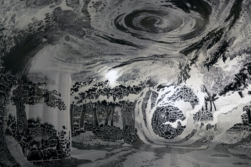 Художник создал объемную панораму внутри огромного надувного шара