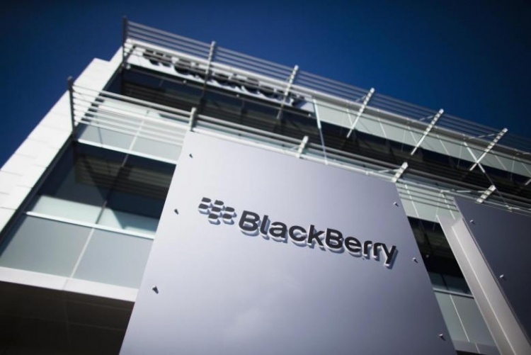 BlackBerry терпит убытки и теряет выручку