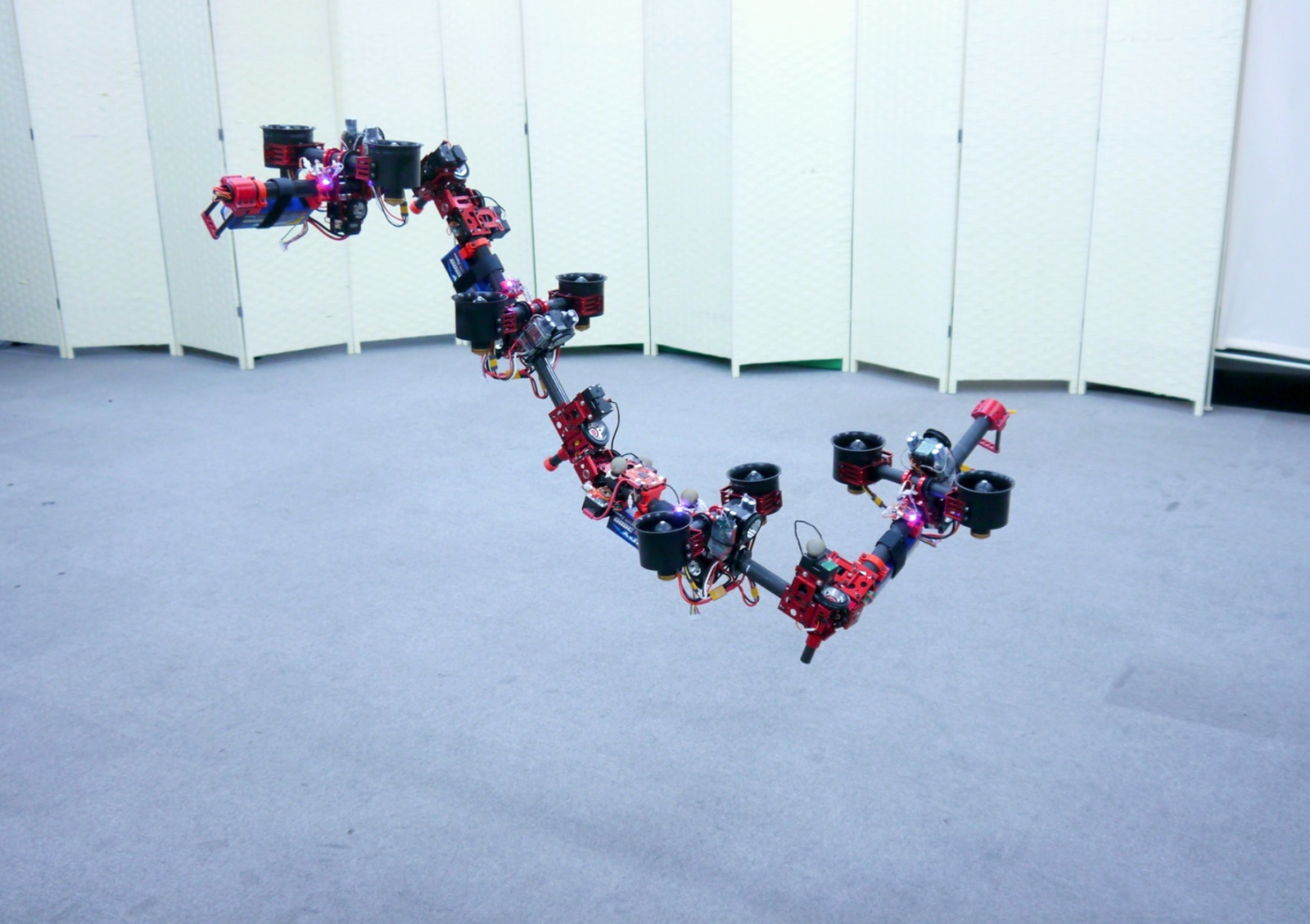 Летающий робот меняет форму в воздухе - 1